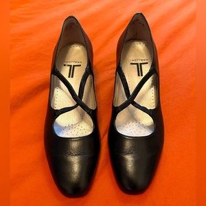 Vintage Mary Jane style black pumps